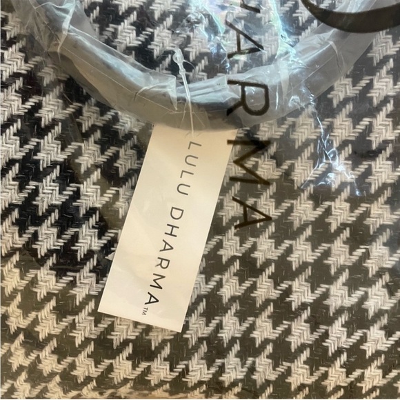 NWT Lulu Dharma Black
Houndstooth
Weekender Travel Bag - Picture 3 of 6